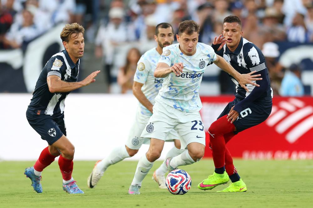 美术课上学生用课本表演变脸，轻松拿捏住精髓， 网友：“教科书式”变脸！